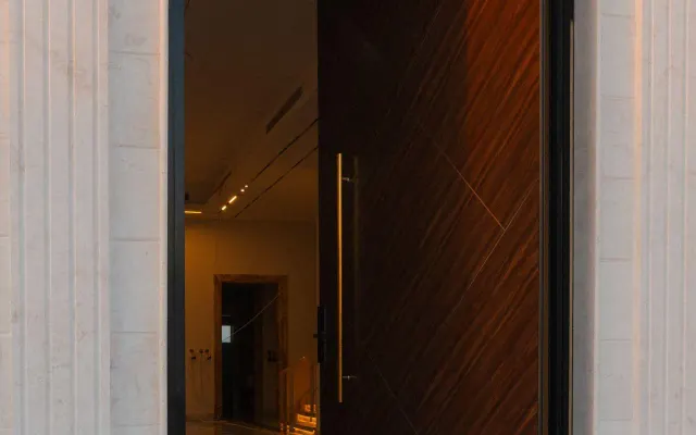 Pivot entrance door