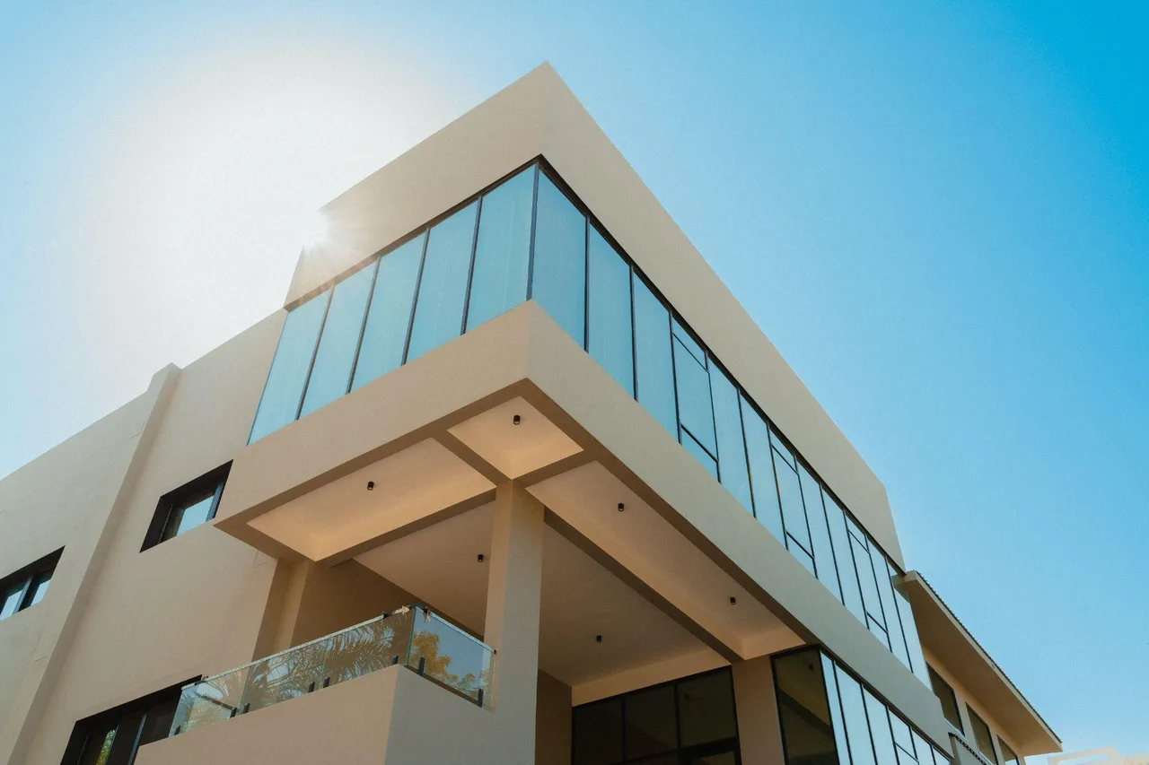 واجهة مبنى بزجاج معماري أزرق وتكوينات هندسية