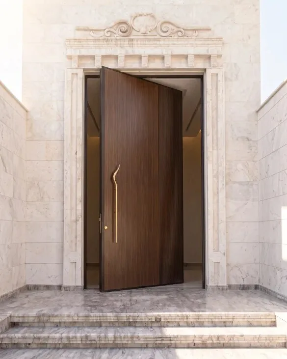 باب بيفوت خشبي داكن ضمن إطار قوسي حجري