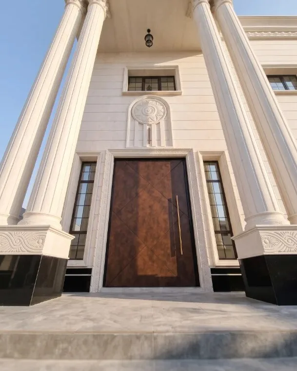 نقش هندسي بدرجات برونزية — الواجهة